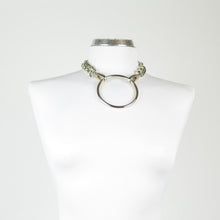 Load image into Gallery viewer, Manequeen on a white background and the dalia chain collar